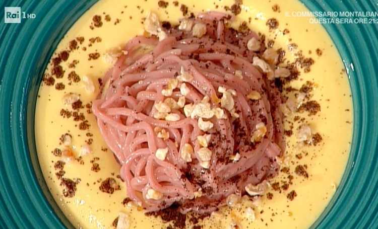 La prova del cuoco spaghettoni rosa con popcorn di maiale