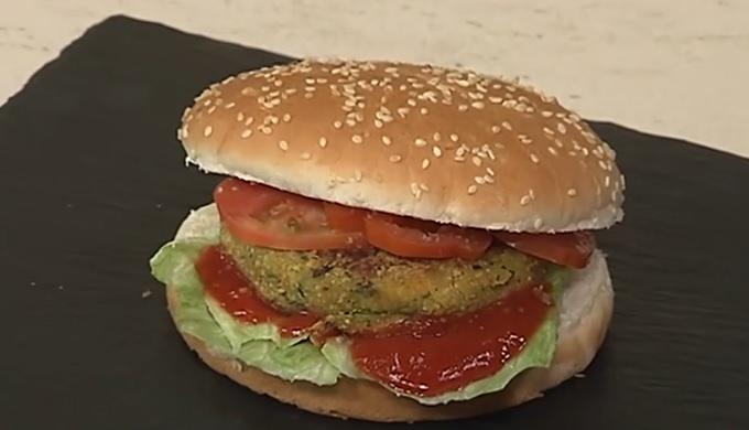 Cotto e mangiato hamburger vegetariano