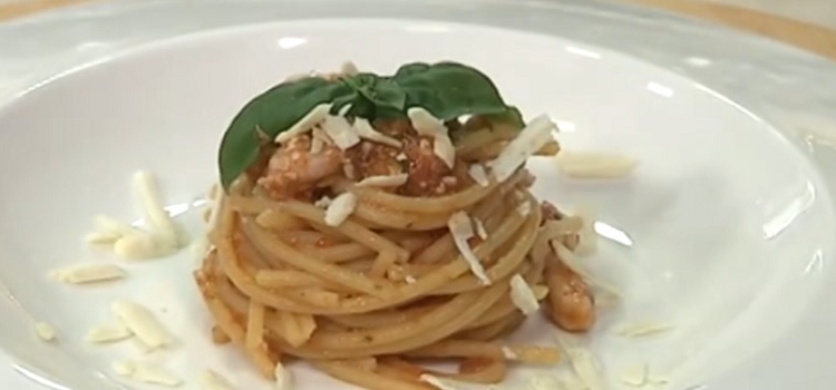Cotto e mangiato spaghetti al pesto di pomodoro