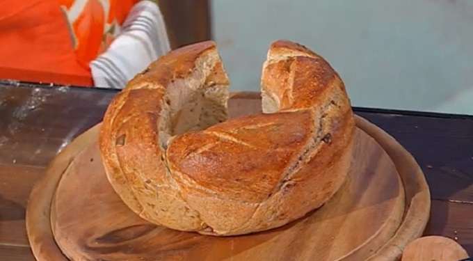 Treccia di pane aromatico è sempre mezzogiorno