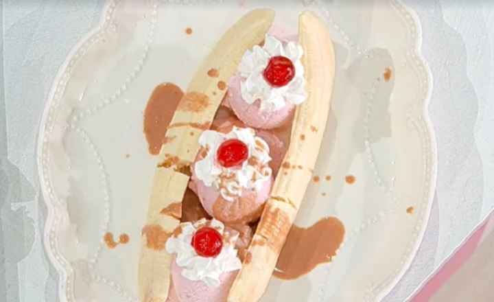 Banana split con gelato alla fragola è sempre mezzogiorno